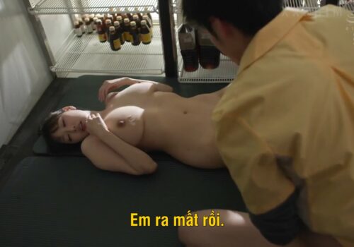 cau-trai-tre-khoai-to-dit-co-dong-nghiep-cuc-dam-trong-sieu-thi-mini