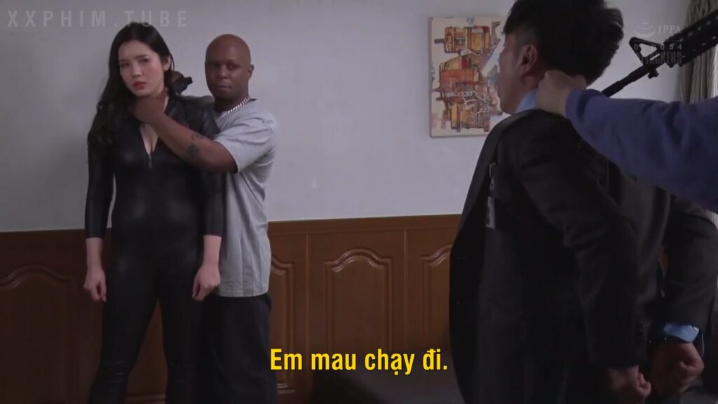 Đồng nghiệp bị bắt làm con tin, nữ điệp viên hy sinh “thân mình” và cái kết…