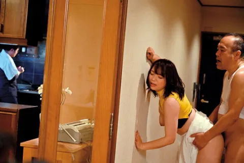 Bố chồng say sĩn hiếp dâm con dâu khi chồng mãi mê làm việc