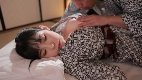 Tên sếp dâm chuốc say em nhân viên vú to rồi địt sau tiệc chia tay cuối năm